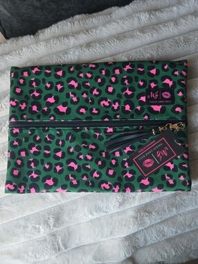 Makeup Junkie In Kelly Leopard